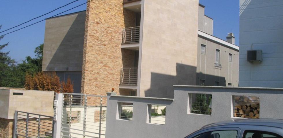 Izgled prednje fasade sa pogledom na glavni ulaz, fasada je radjena u kombinaciji veštačkog kamena, ploča travertine debljine 3cm I prirodnog bunjastog kamena