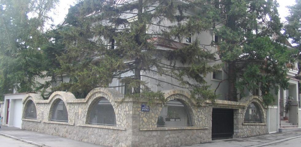 Prelep izgled ornamentalne fasade izvedene od mlevenih frakcij avalita koji u kombinaciji sa belim cementom, daju sivkasto-zelenkasti izgled zaklanjaju visoki borovi stari preko 50godina.