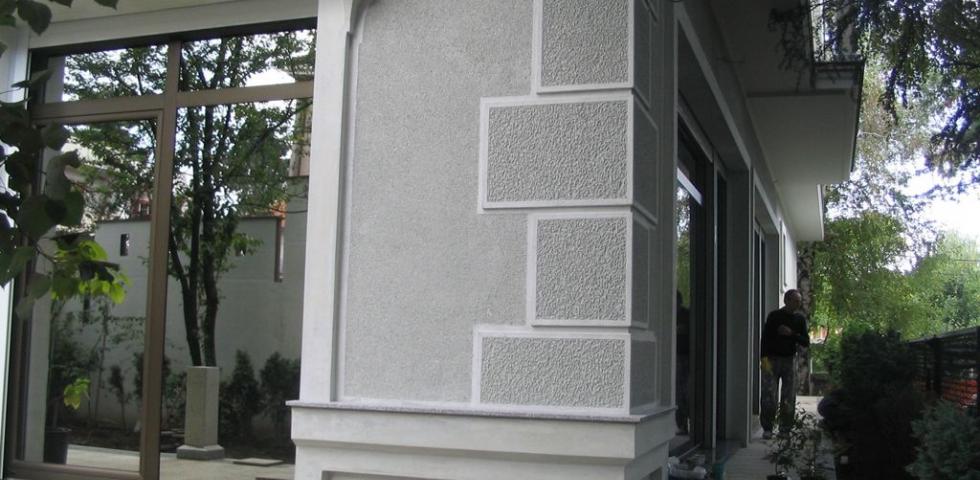 Detalj ugaonog pilastera sa površinskom obradom pikovanjem