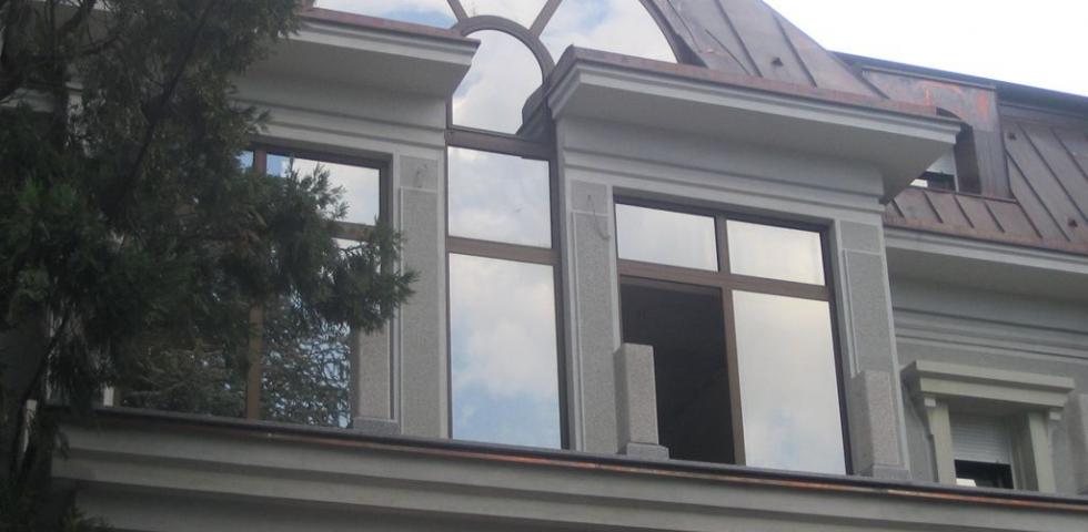 Izgled zidnog plata iznad ulaza, na kom su aplicirani detalji ulazih stubova (drugog sloja)