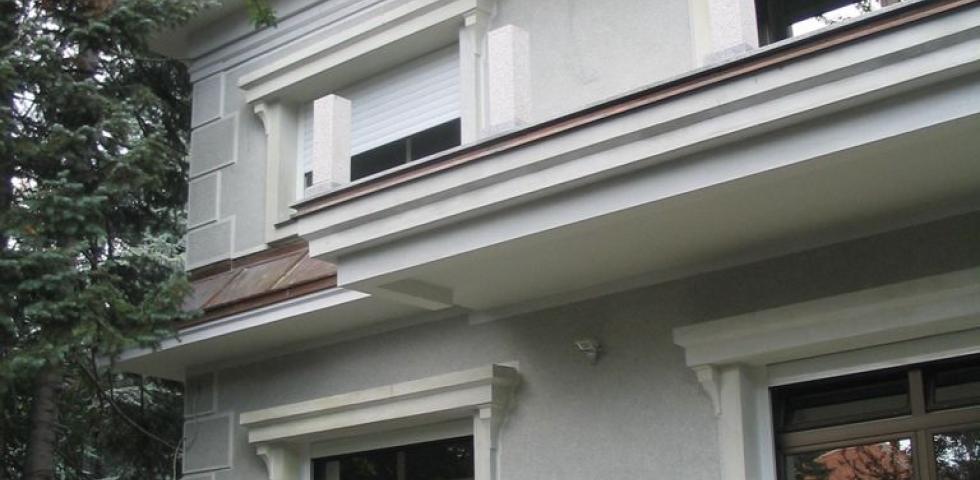 Izgled fasadne plastike na dvorišnoj fasadi, prozorske šembrane, profilisani nadprozornici, detalj venca prizemlja, venca sprata, malog venca na delu ispod kaplame kao I prozorskih konzola